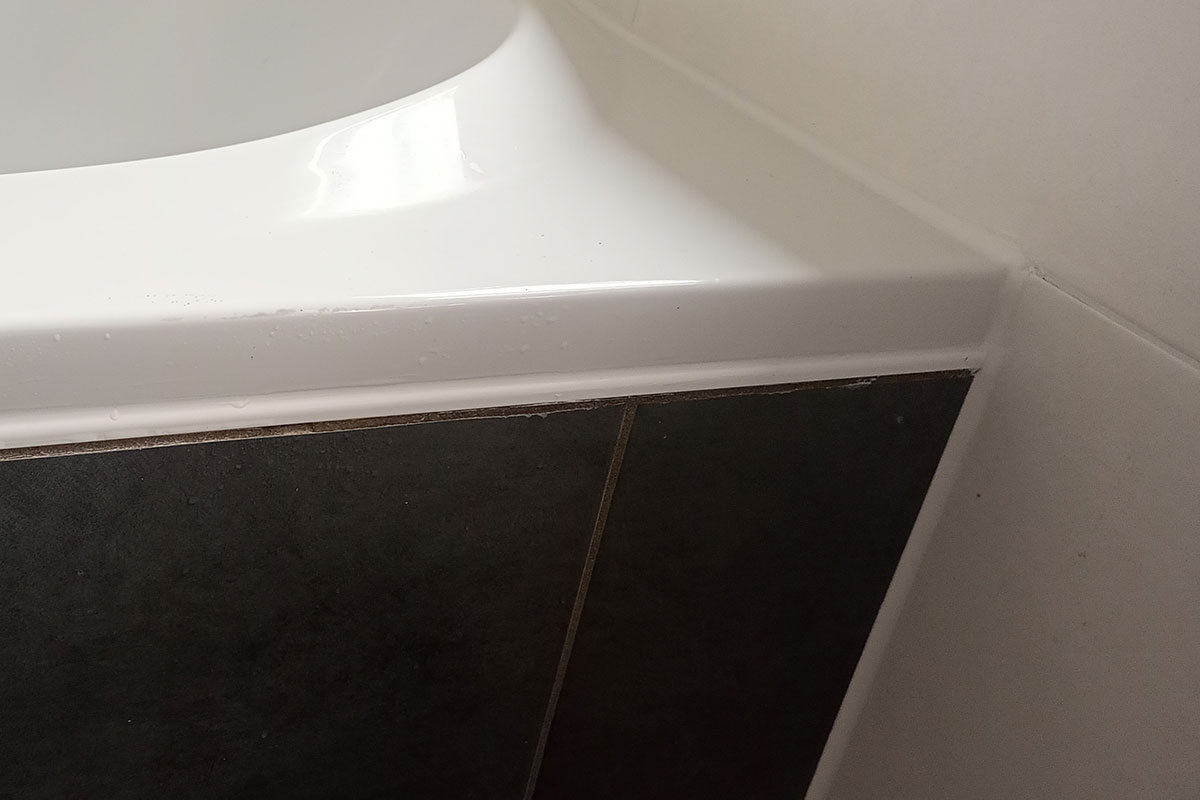 Kitwerk tussen bad en wandtegels