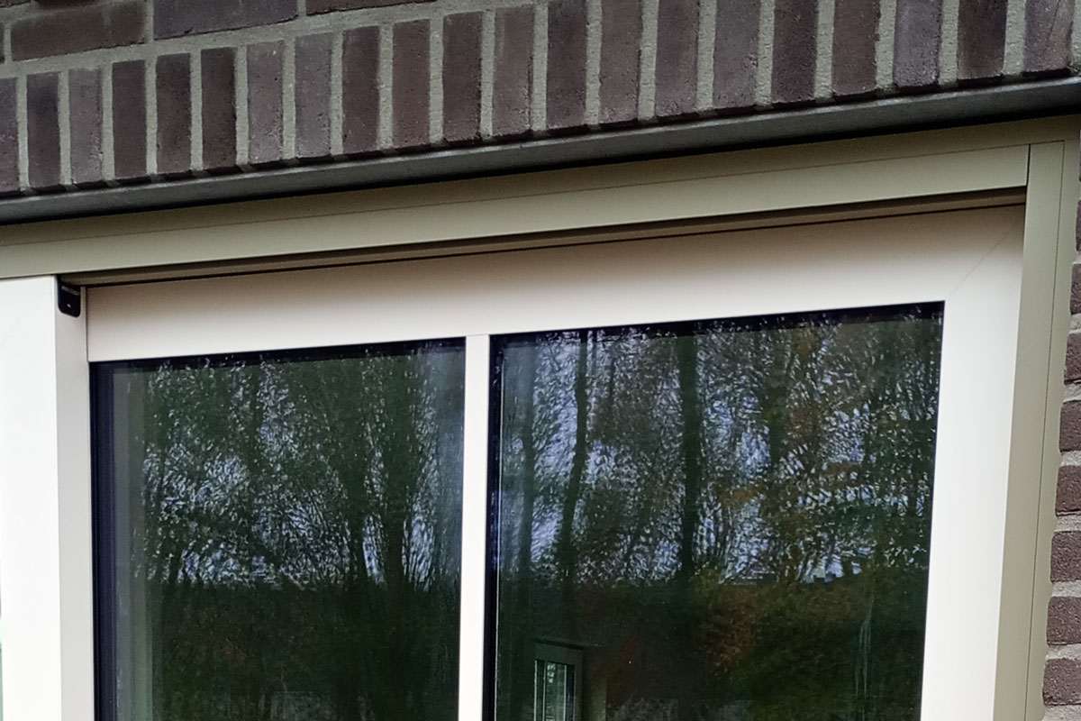 Kitwerk rondom een kozijn aan de buitenzijde