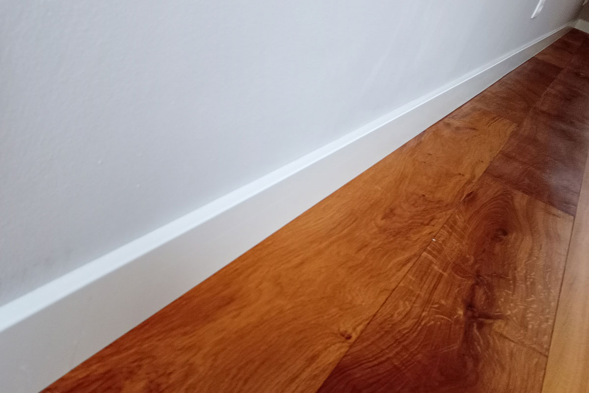 Kitvoeg tussen plint en houten vloer