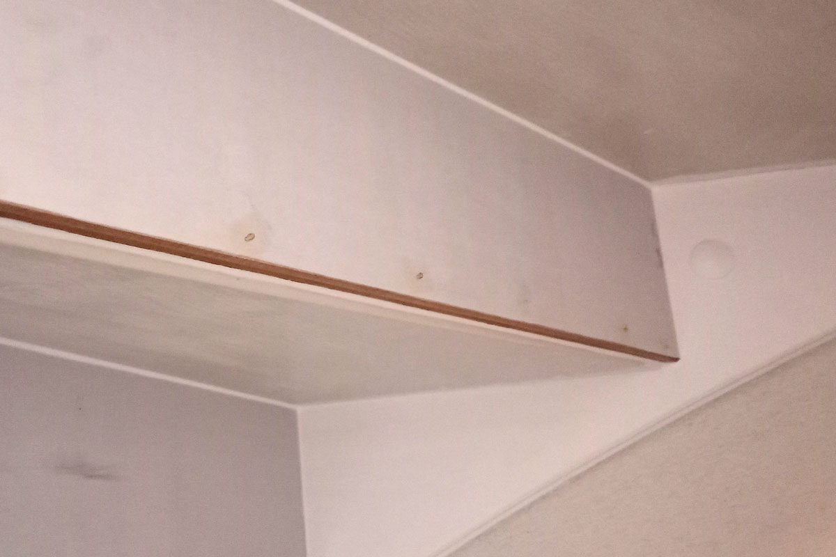 Wit geschilderde trap, afgekit rondom de treden